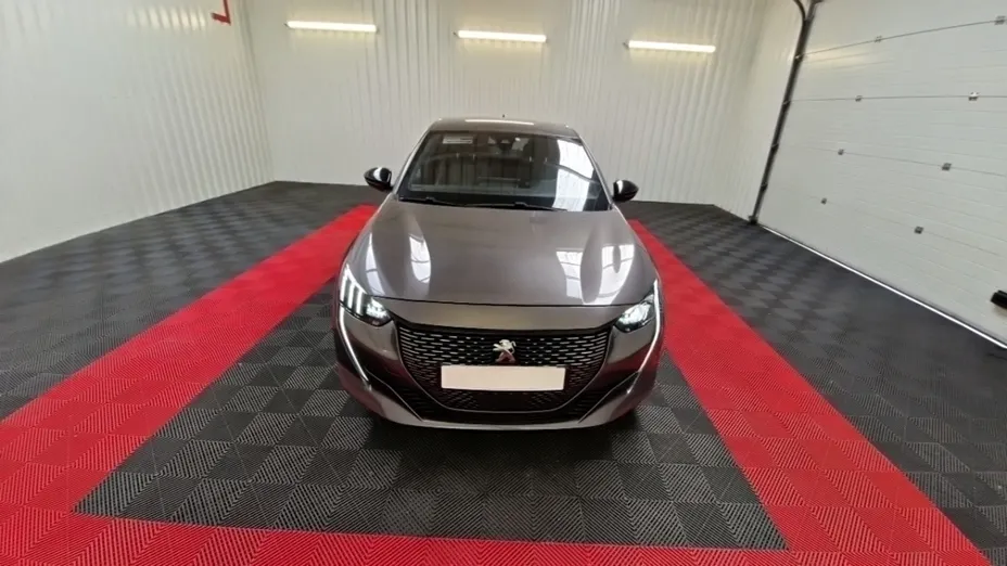 PEUGEOT 208 -