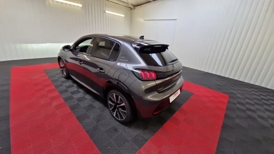 PEUGEOT 208 -
