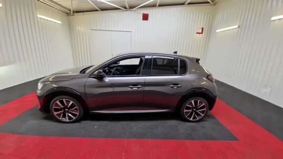 PEUGEOT 208 -