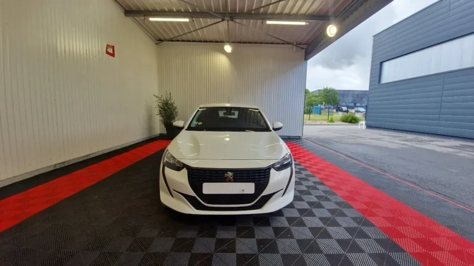 PEUGEOT 208 -