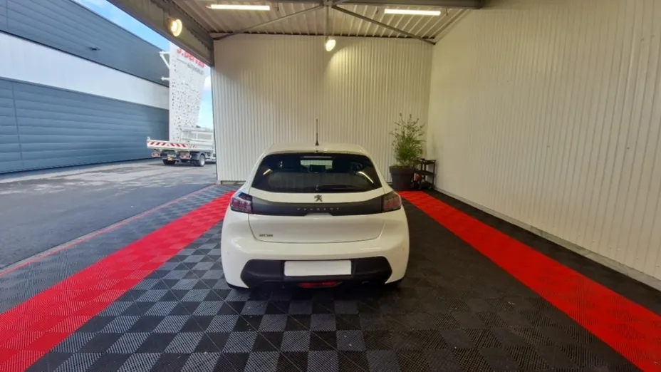 PEUGEOT 208 -