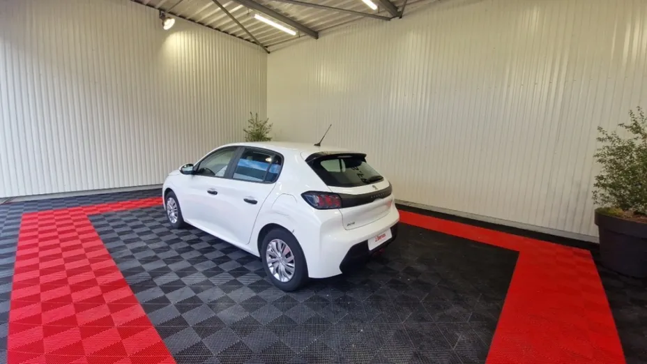 PEUGEOT 208 -