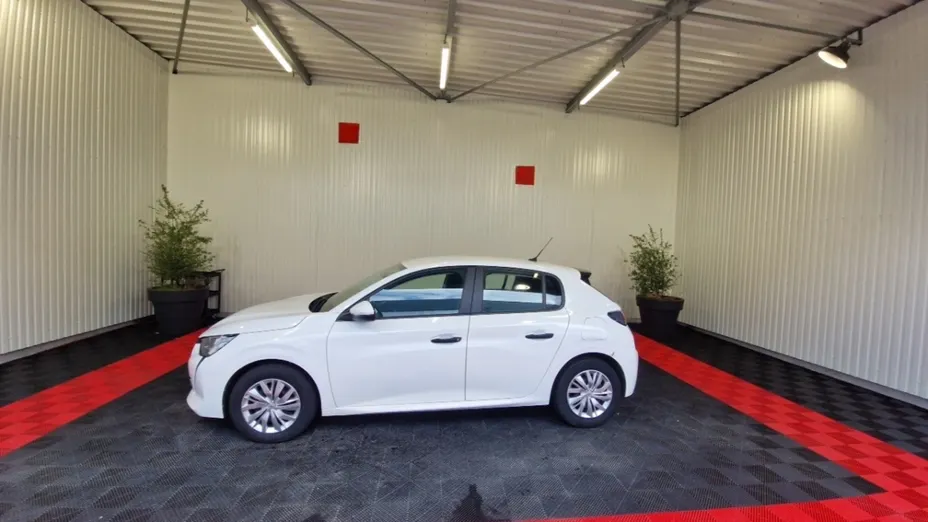 PEUGEOT 208 -