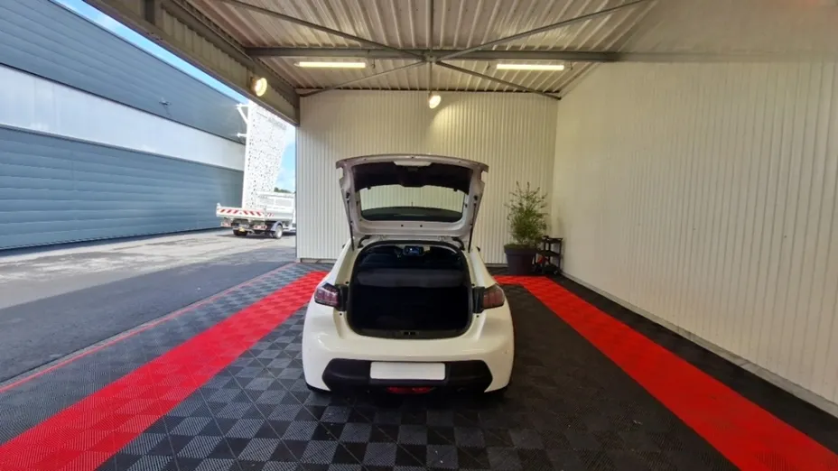 PEUGEOT 208 -