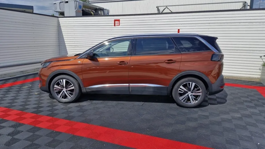 PEUGEOT 5008 -