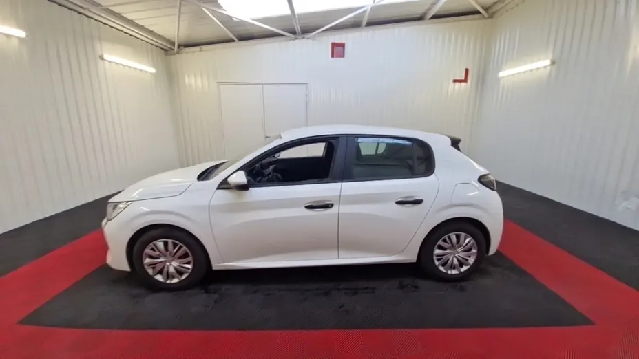 PEUGEOT 208 -