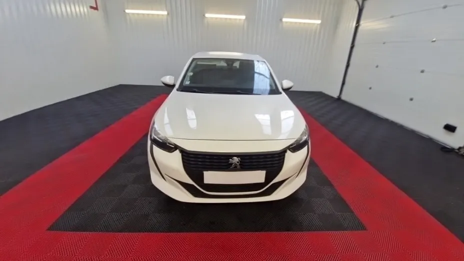 PEUGEOT 208 -