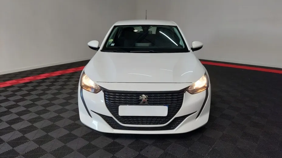 PEUGEOT 208 -
