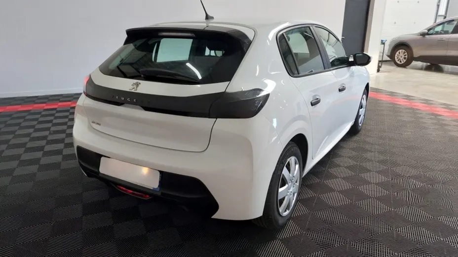 PEUGEOT 208 -