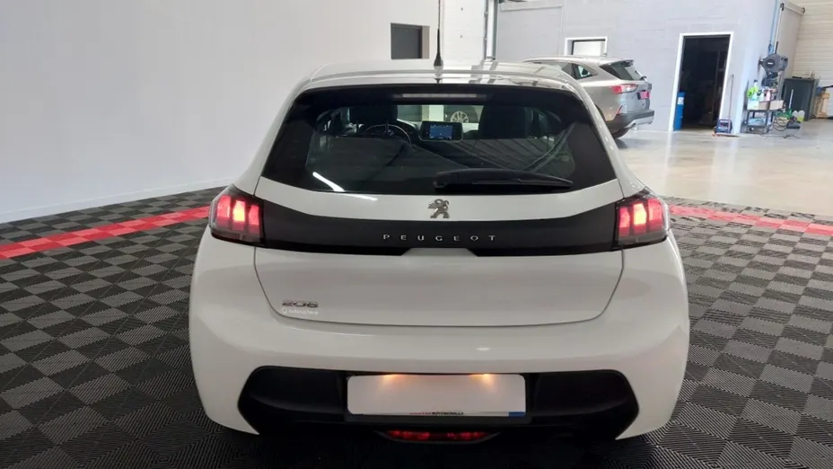 PEUGEOT 208 -