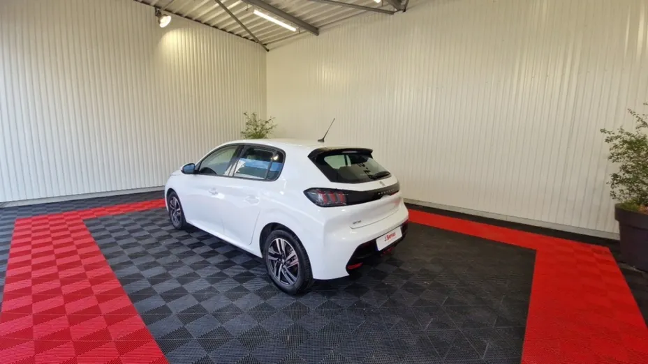 PEUGEOT 208 -