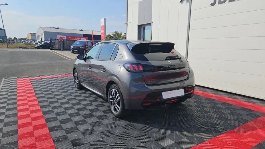 PEUGEOT 208 -