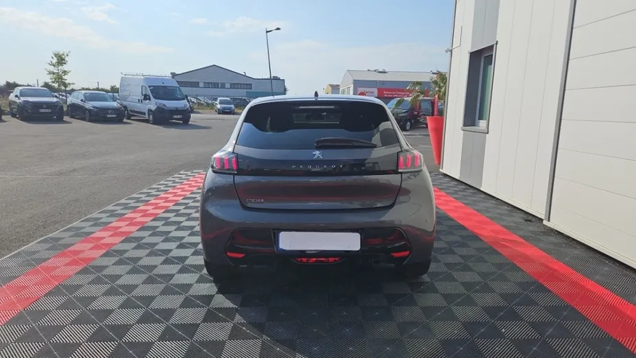 PEUGEOT 208 -