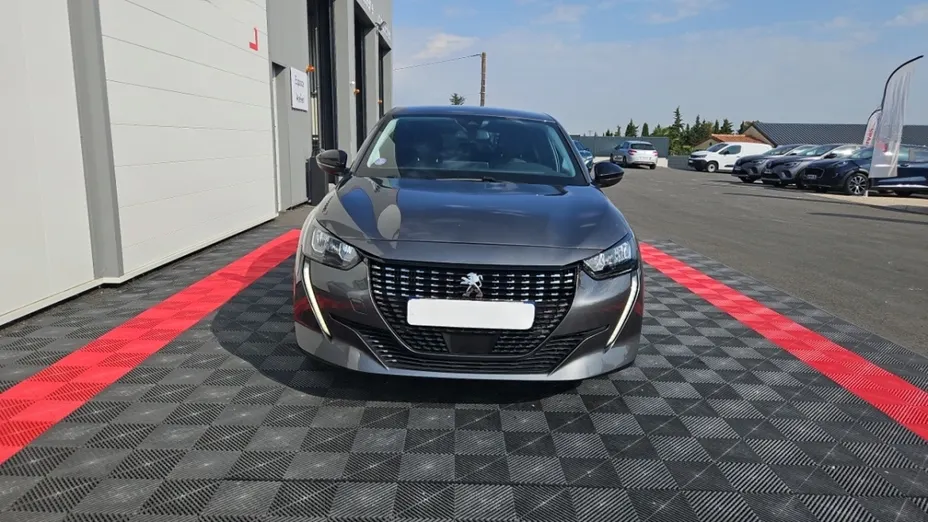 PEUGEOT 208 -