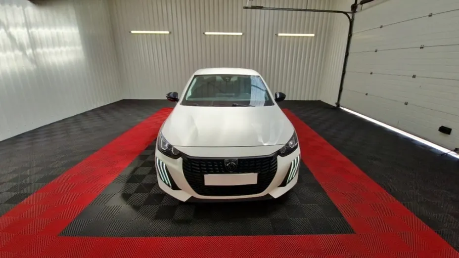 PEUGEOT 208 -