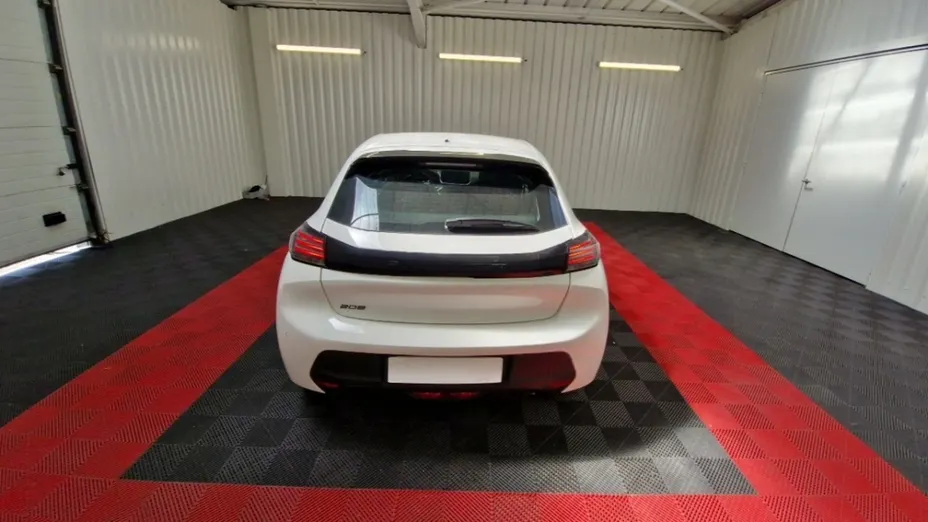 PEUGEOT 208 -