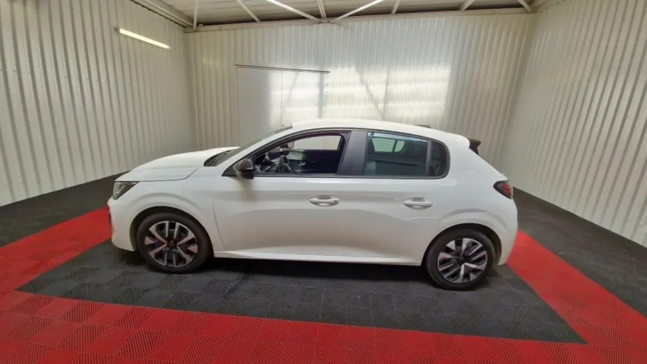 PEUGEOT 208 -