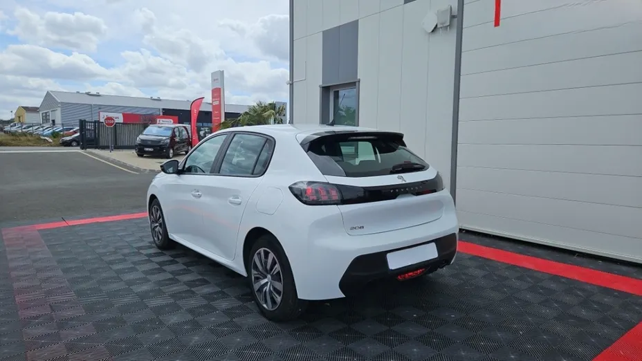 PEUGEOT 208 -