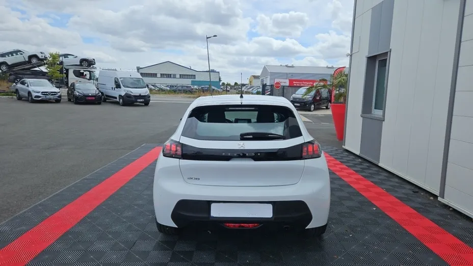 PEUGEOT 208 -