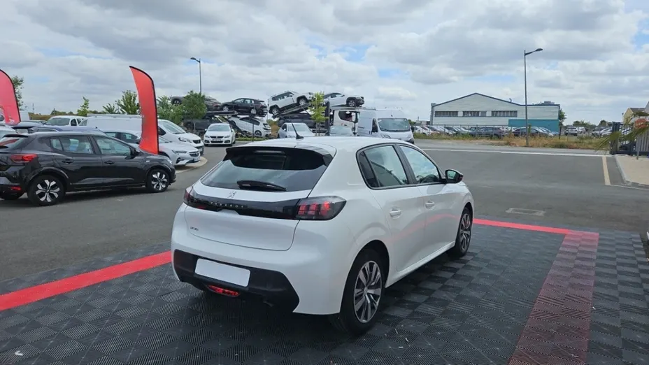 PEUGEOT 208 -