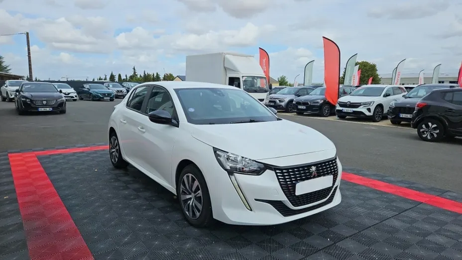 PEUGEOT 208 -