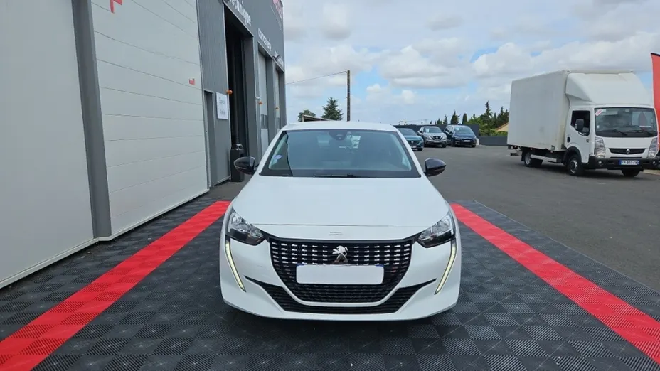 PEUGEOT 208 -