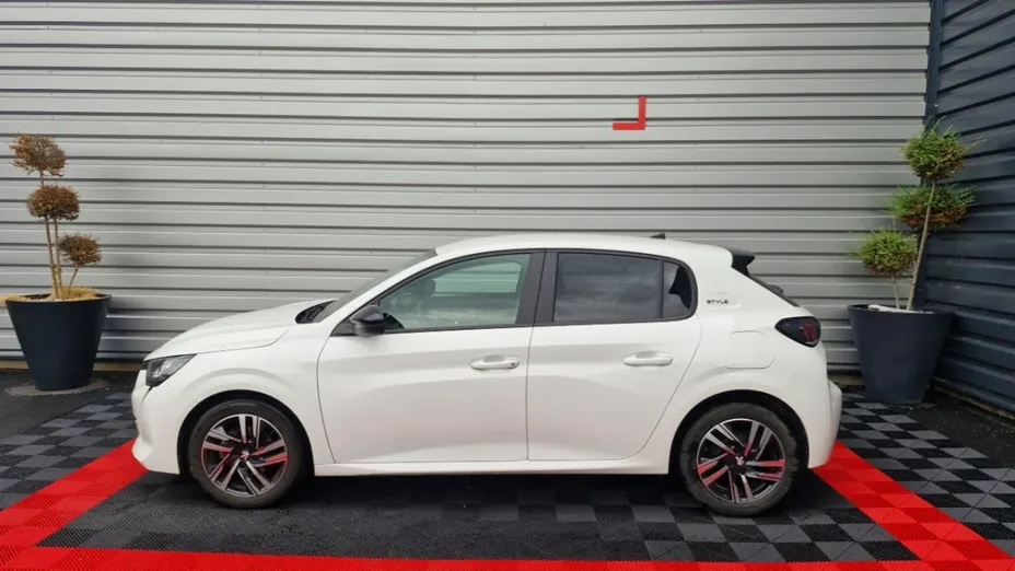 PEUGEOT 208 -
