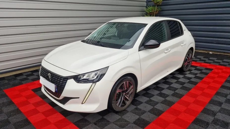PEUGEOT 208 -
