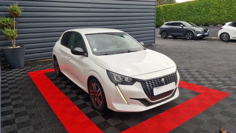 PEUGEOT 208 -
