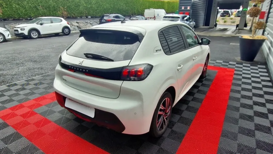 PEUGEOT 208 -