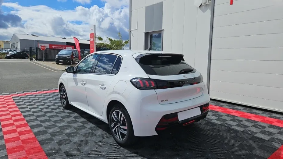 PEUGEOT 208 -