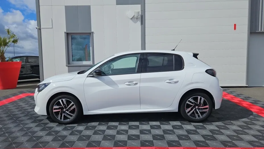 PEUGEOT 208 -