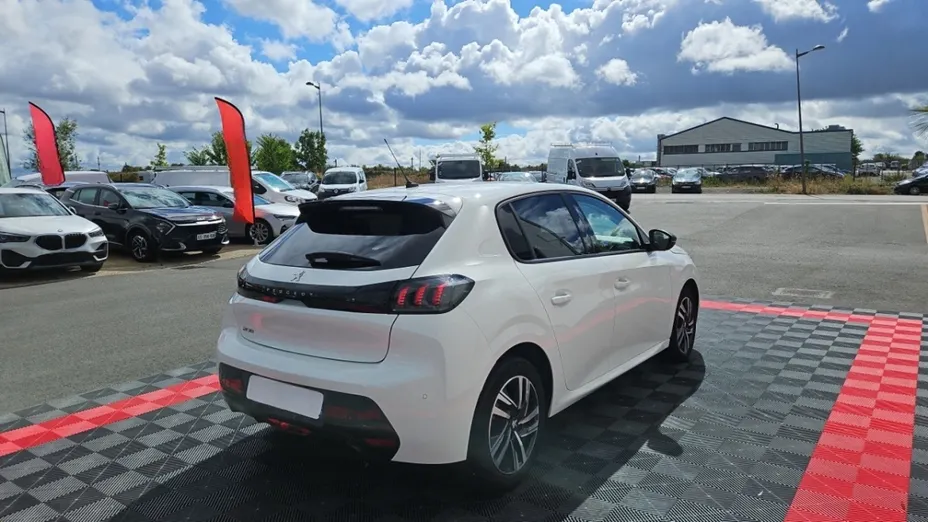 PEUGEOT 208 -