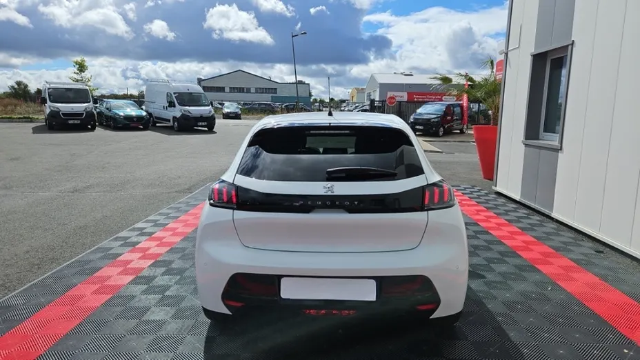 PEUGEOT 208 -