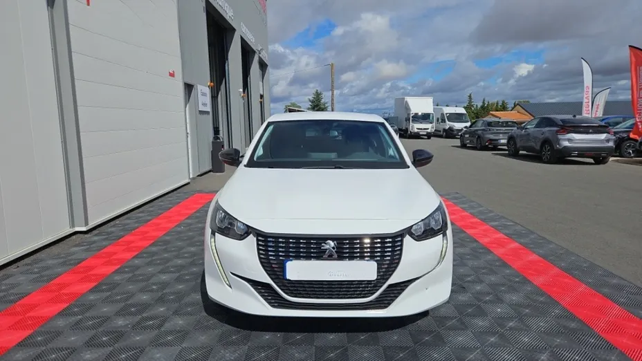 PEUGEOT 208 -