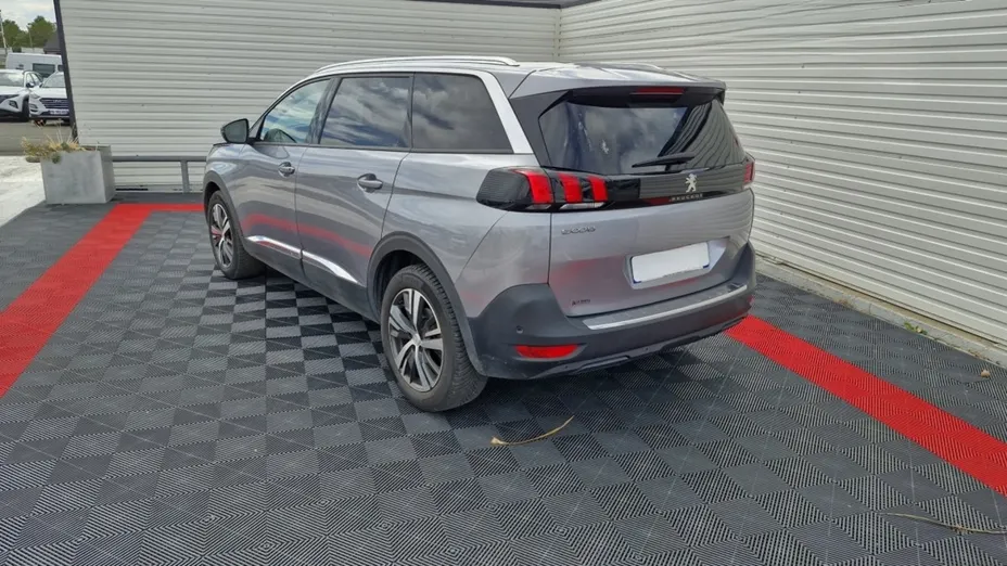PEUGEOT 5008 -