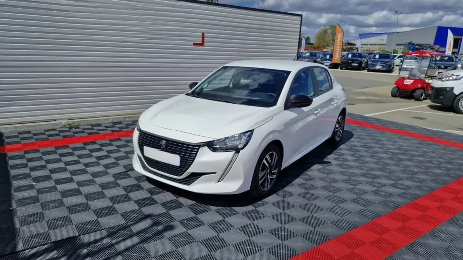 PEUGEOT 208 -