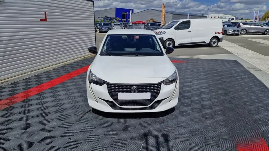 PEUGEOT 208 -