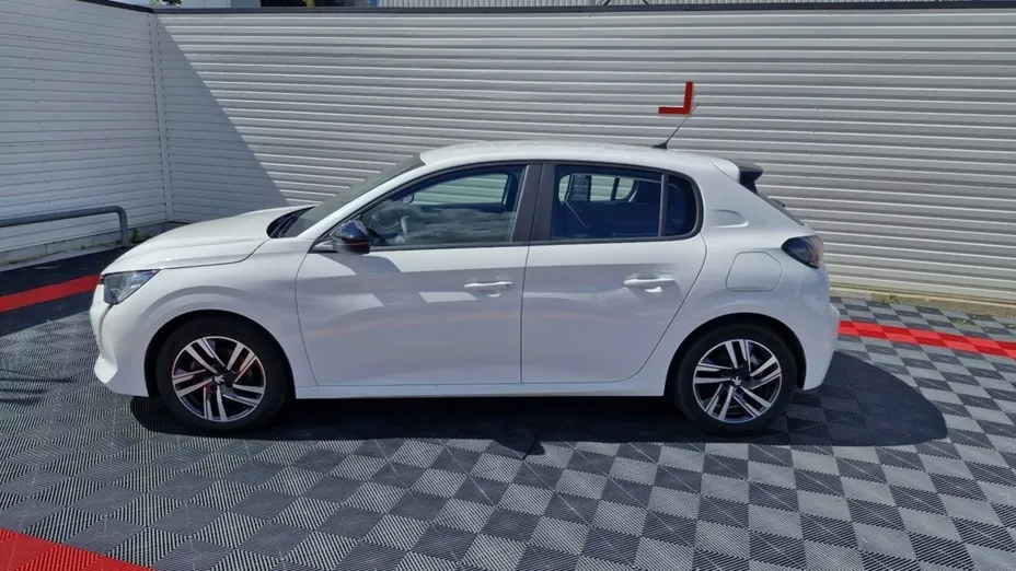 PEUGEOT 208 -