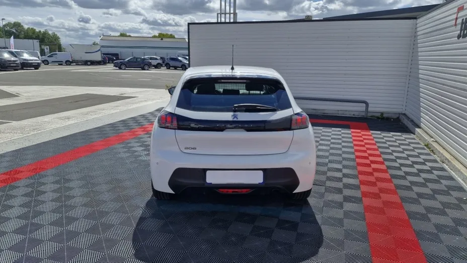 PEUGEOT 208 -