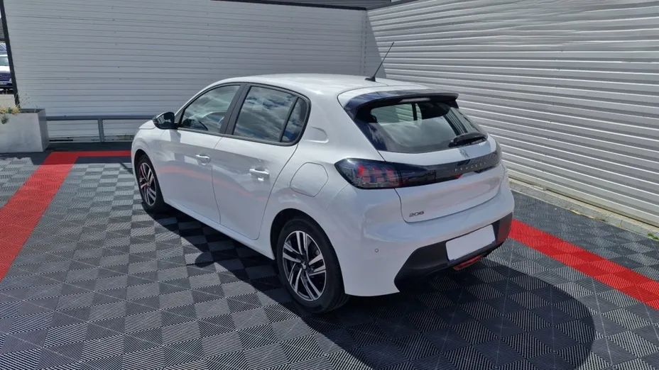 PEUGEOT 208 -