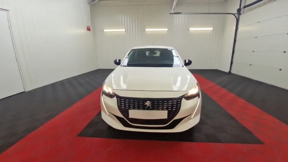 PEUGEOT 208 -
