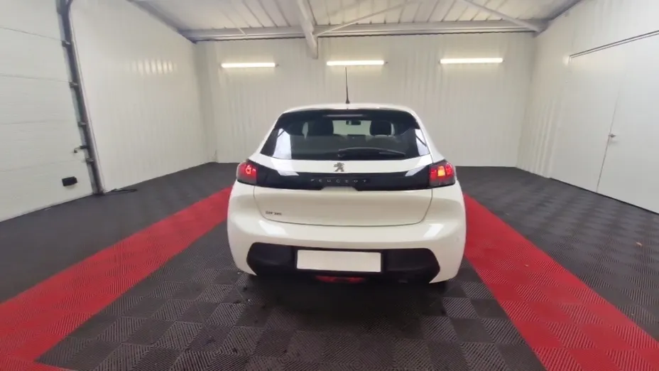 PEUGEOT 208 -