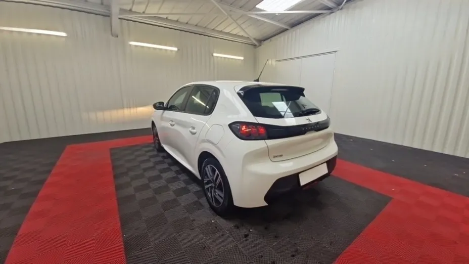 PEUGEOT 208 -