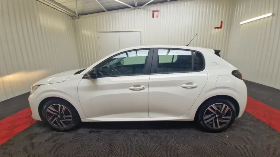 PEUGEOT 208 -