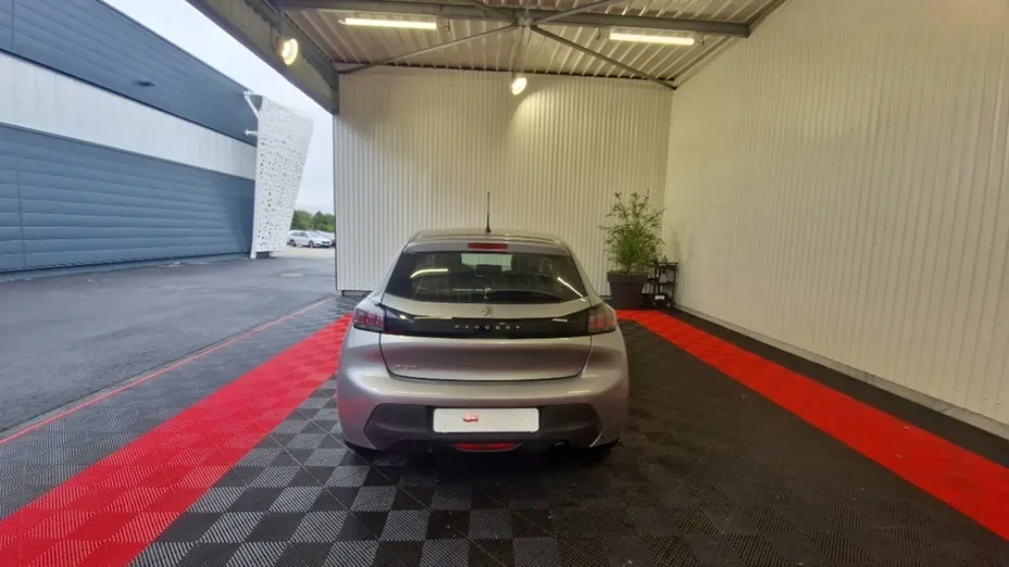 PEUGEOT 208 -
