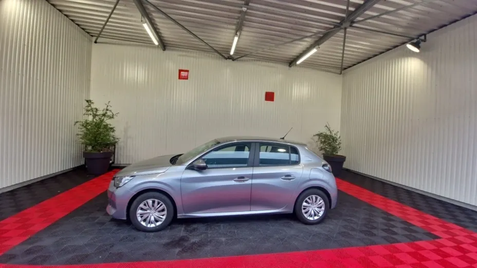 PEUGEOT 208 -