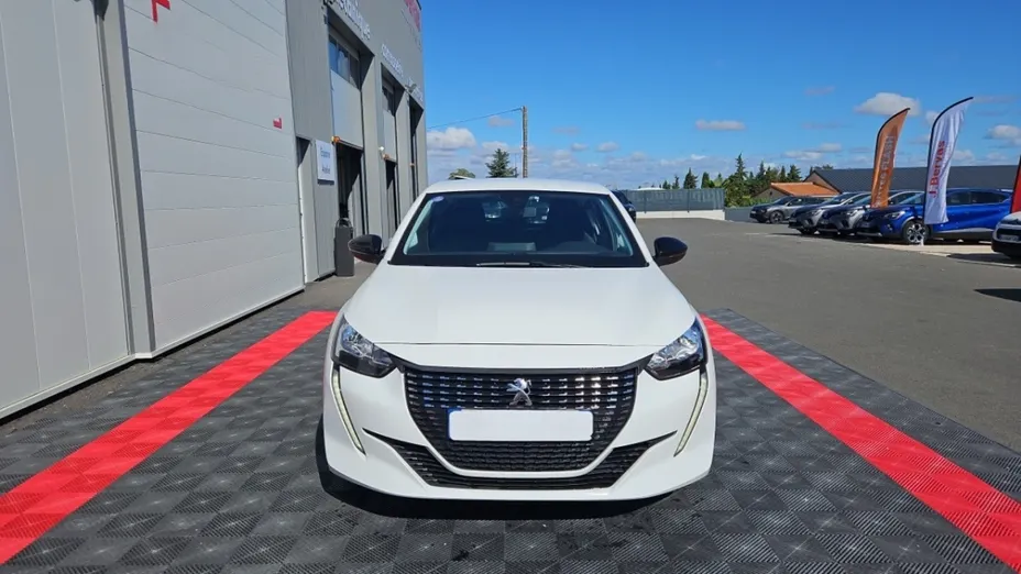 PEUGEOT 208 -