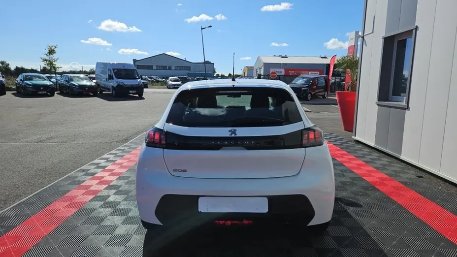 PEUGEOT 208 -