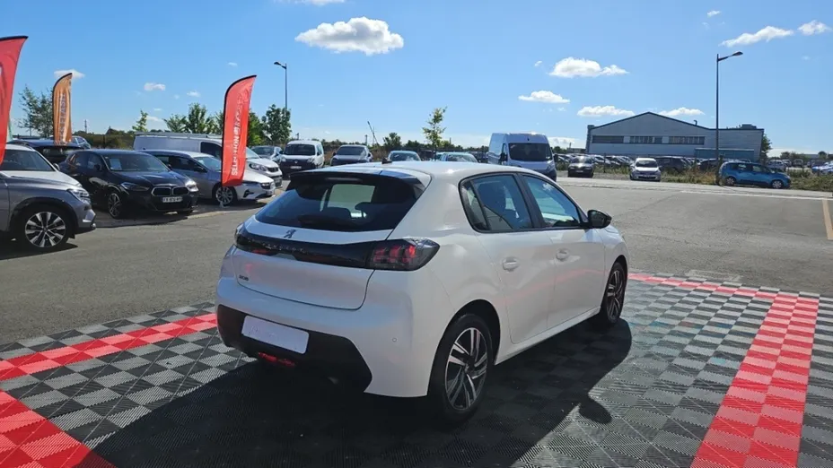 PEUGEOT 208 -